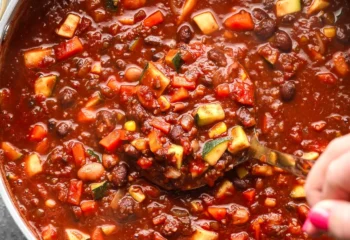 Veggie Chili w/ corn, tomatoes, beans, topped with vegan cheddar and green onion, side of corn bread Veggie Chili w/ corn, tomatoes, beans, topped with vegan cheddar and green onion, side of corn bread